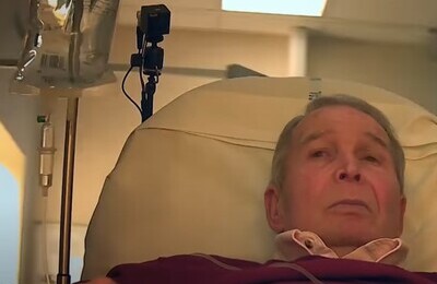 Лечение алкоголизма пожилых людей в Алчевске Пациент под капельницей в клинике